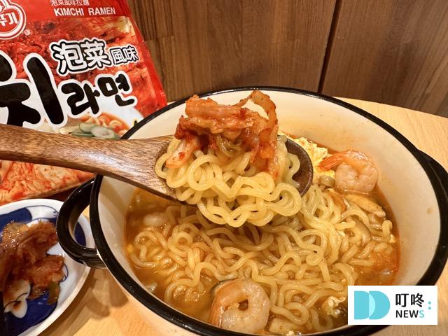 不倒翁泡菜拉麵配泡菜