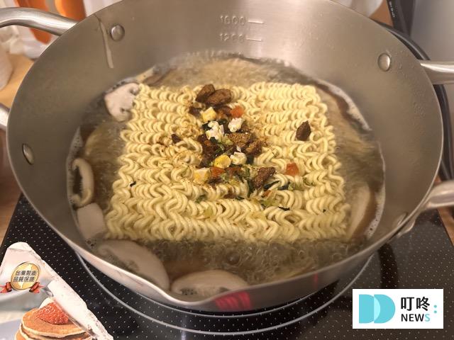 不倒翁泡麵起司烹煮