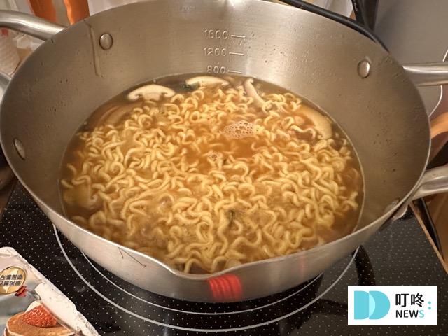不倒翁泡麵起司烹煮