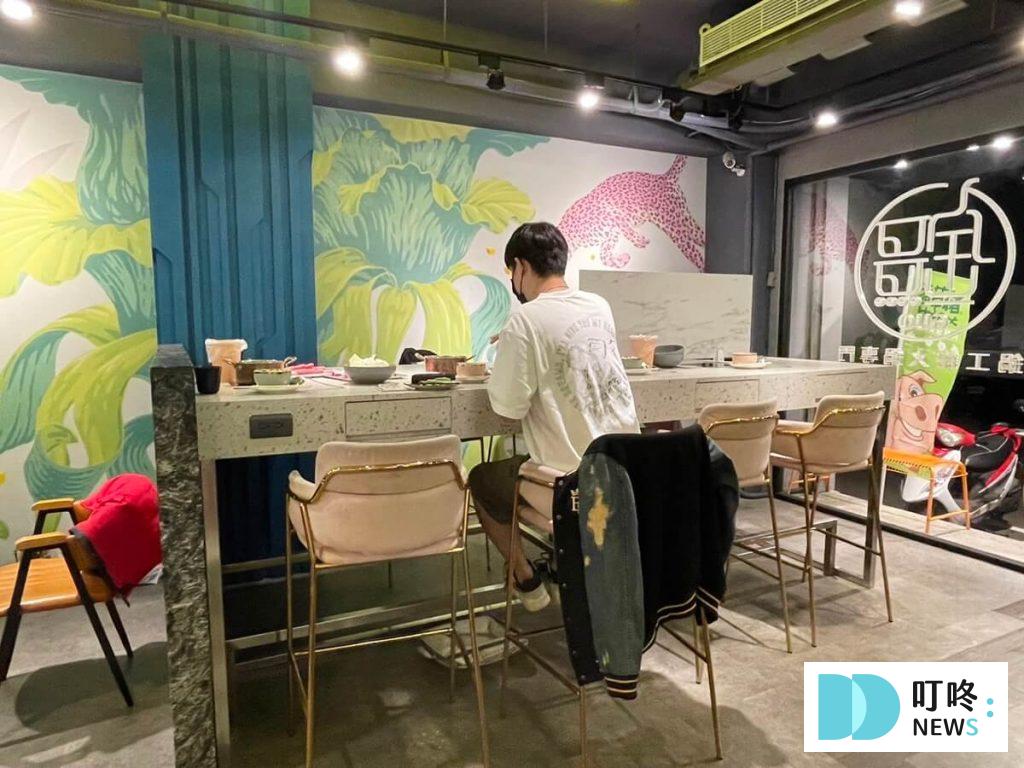 鍋工館提供高腳椅座位區