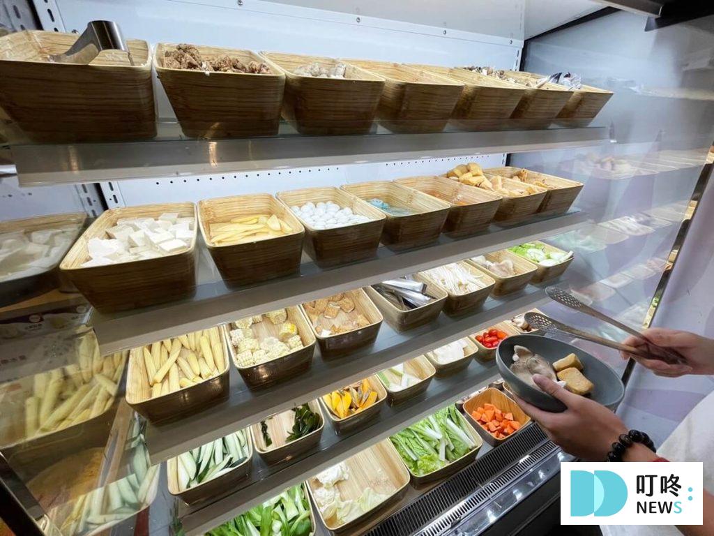 鍋工館的菜盤自助區