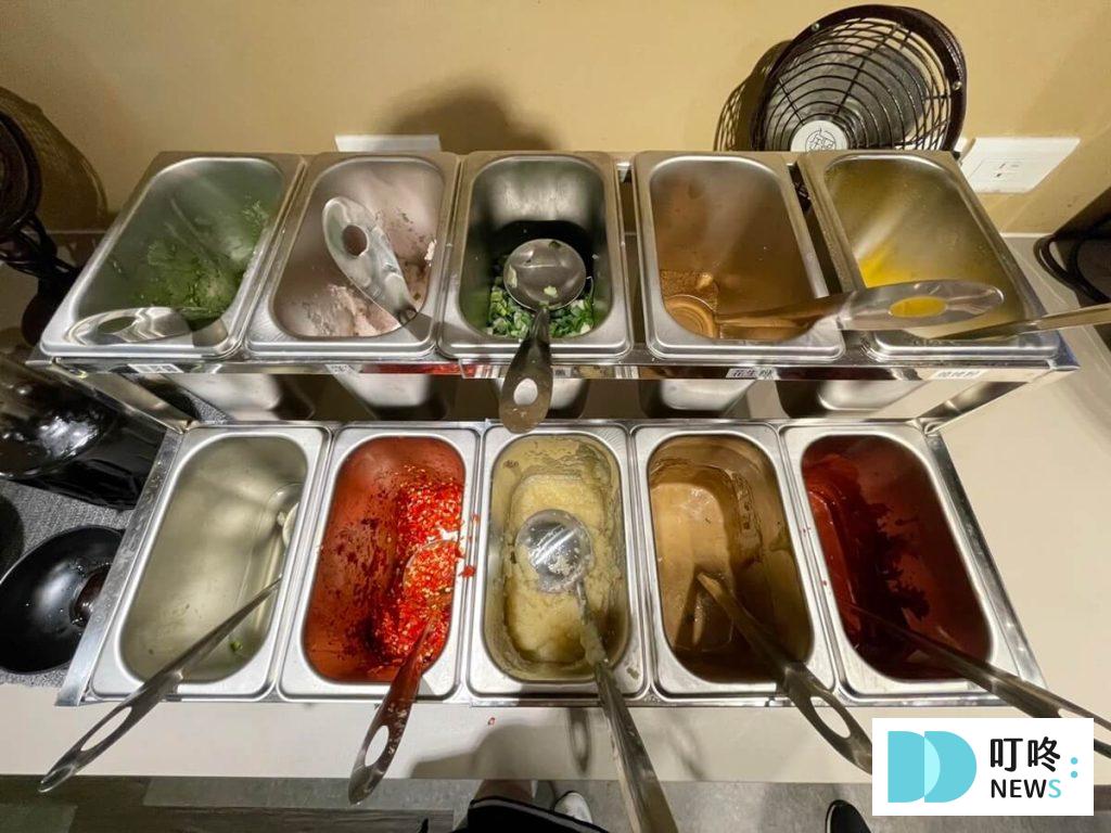 鍋工館的醬料自助區