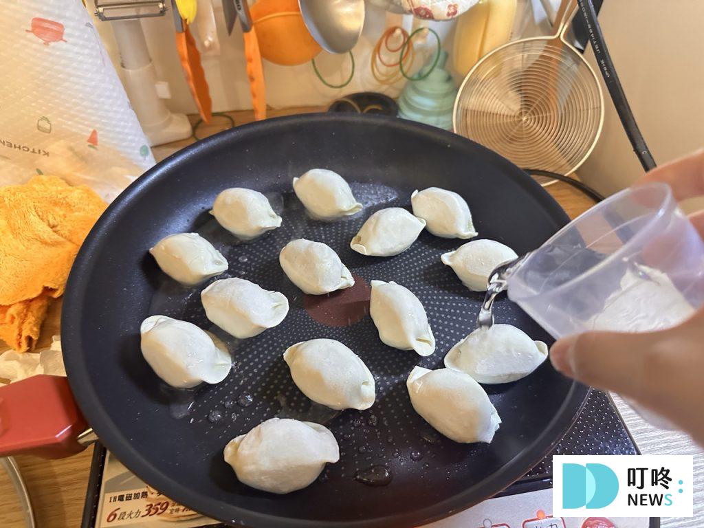 碧蓮水餃開箱|晶瑩剔透的表皮+整支蝦仁內餡!口味、價格、評價全攻略!冷凍水餃推薦 碧蓮水餃-加水煎