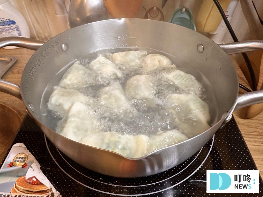 果貿吳家水餃-煮沸