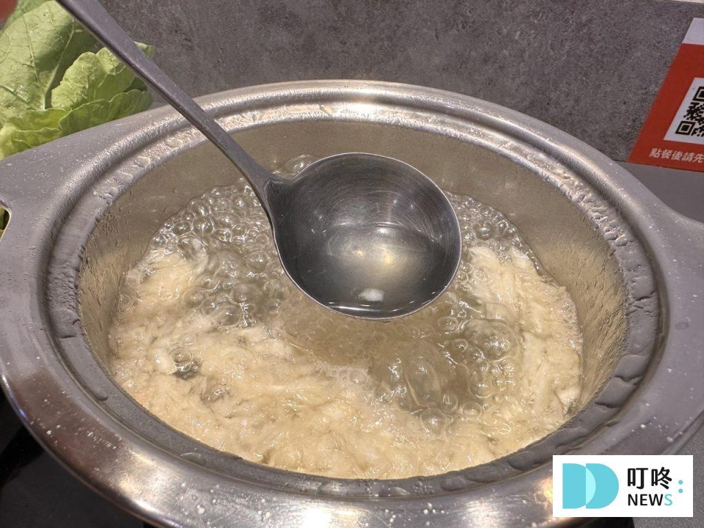 侯黑鍋物|冠軍酸菜+小火鍋!價格、交通、美味度評價懶人包!真實開箱,台北中山區火鍋推薦 侯黑鍋物_酸菜鍋湯底