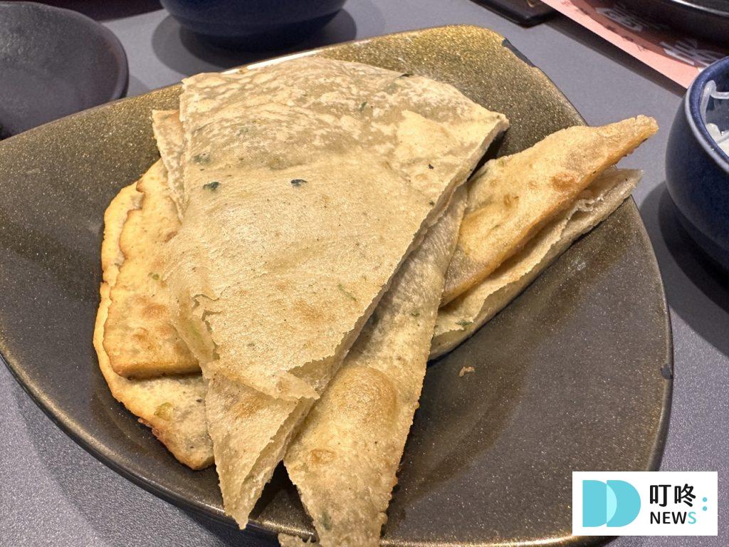 侯黑鍋物|冠軍酸菜+小火鍋!價格、交通、美味度評價懶人包!真實開箱,台北中山區火鍋推薦 侯黑鍋物_餅