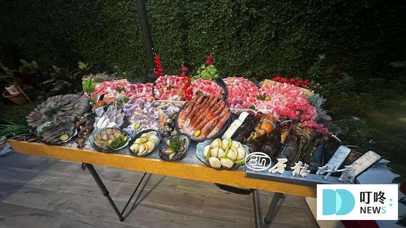深紅汕頭鍋物|開箱無肉不歡純肉套餐,一人也能免費升級超級海陸饗宴。屠龍秘境專屬海鮮一把抓,優惠拿不完!#台中北屯火鍋 深紅汕頭鍋物|店家特色-屠龍計畫龍蝦大餐外送到府