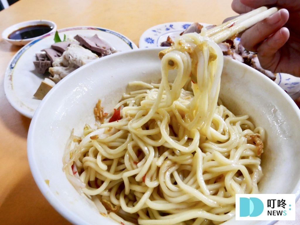 賣麵炎仔|台北必比登美食:銅板美食王者!$20 乾麵、$50 紅燒肉 飄香超過 80年的好味道! 賣麵炎仔_油麵