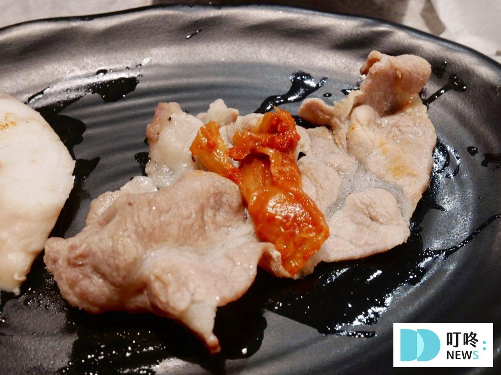 初鍋|板橋區火鍋開箱:平價 CP 值石頭火鍋!食材新鮮但鍋底濃度略顯不足! 初鍋-泡菜+豬肉