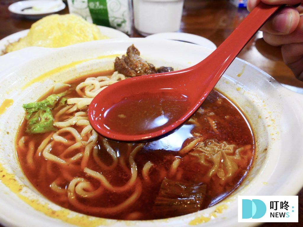 清真中國牛肉麵食館|台北必比登美食:嚴選台灣黃牛、小火萃煉的絕佳湯頭!大安牛肉麵推薦! 清真中國牛肉麵食館_紅燒牛肉湯
