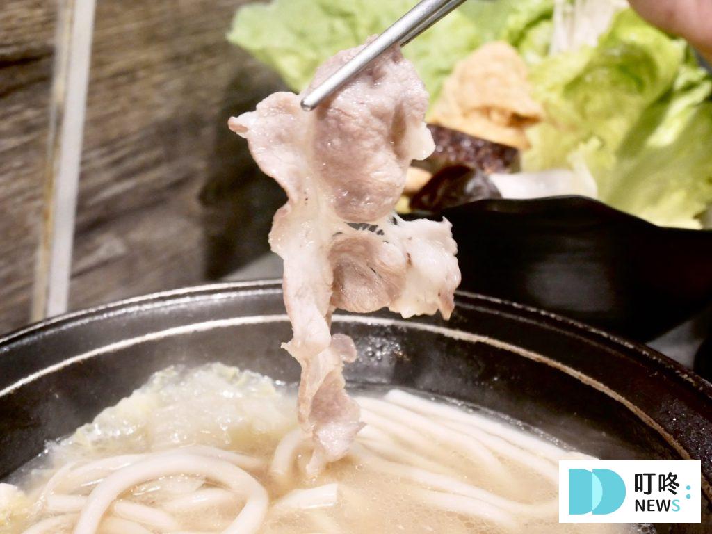 初鍋|板橋區火鍋開箱:平價 CP 值石頭火鍋!食材新鮮但鍋底濃度略顯不足! 初鍋-梅花豬煮熟