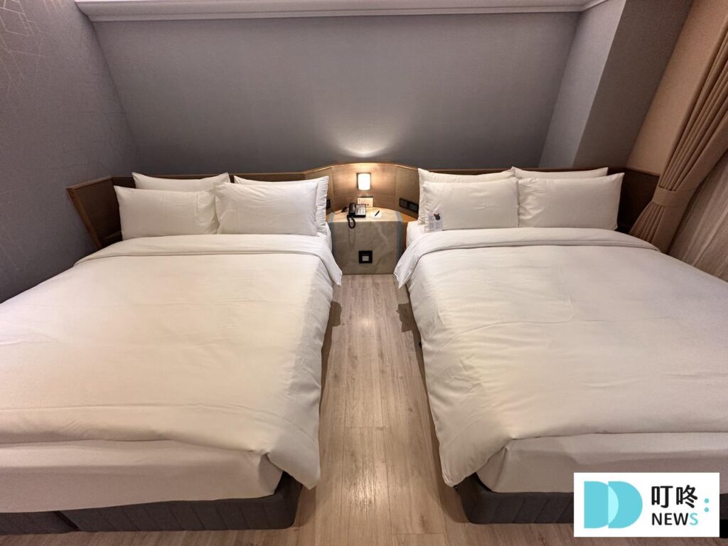 【耳東華苑】墾丁民宿開箱:滑草坡、泳池、酒吧!緊鄰沙灘與墾丁大街的時尚旅店! 耳東華苑_房間床