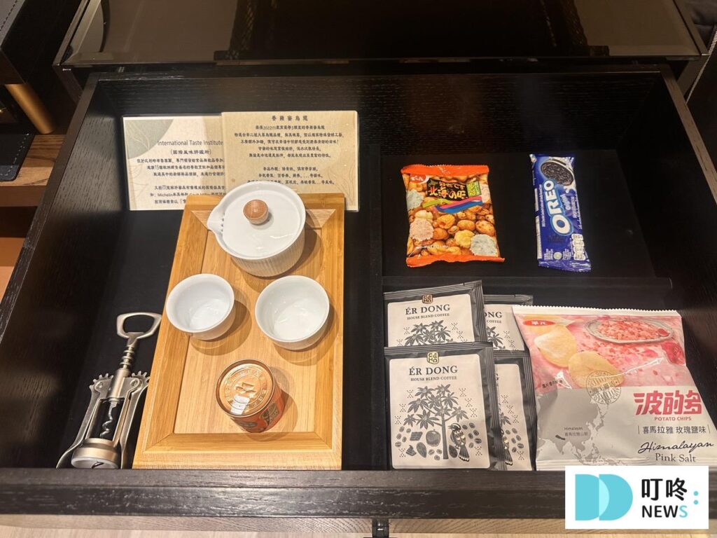 【耳東華苑】墾丁民宿開箱:滑草坡、泳池、酒吧!緊鄰沙灘與墾丁大街的時尚旅店! 耳東華苑_房間零食