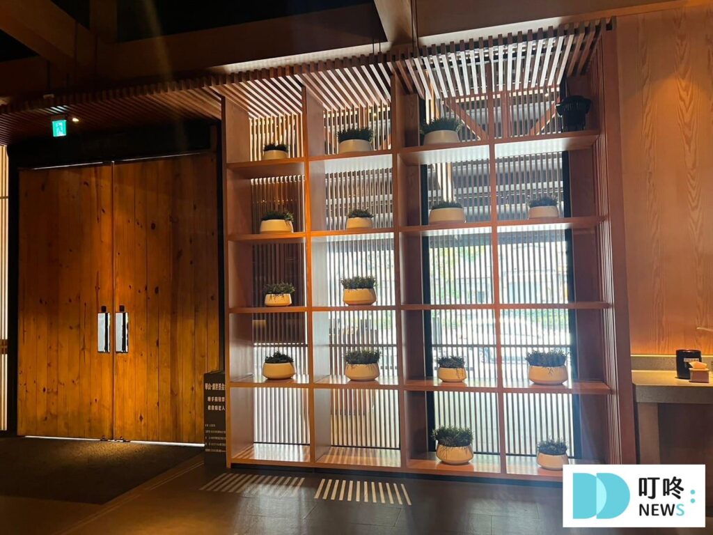 湯棧公益店店內橘黃燈光用餐區