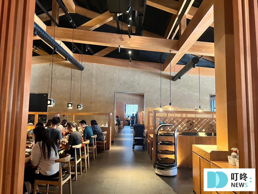 湯棧|台中公益店訂位、停車、菜單、評價一次看,必嚐麻油雞鍋、剝皮辣椒雞鍋、燒酒鍋 湯棧公益店店內木質裝潢與挑高空間