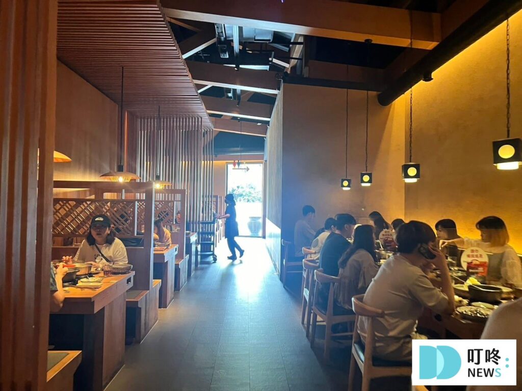 湯棧|台中公益店訂位、停車、菜單、評價一次看,必嚐麻油雞鍋、剝皮辣椒雞鍋、燒酒鍋 湯棧公益店2人與4人座位區