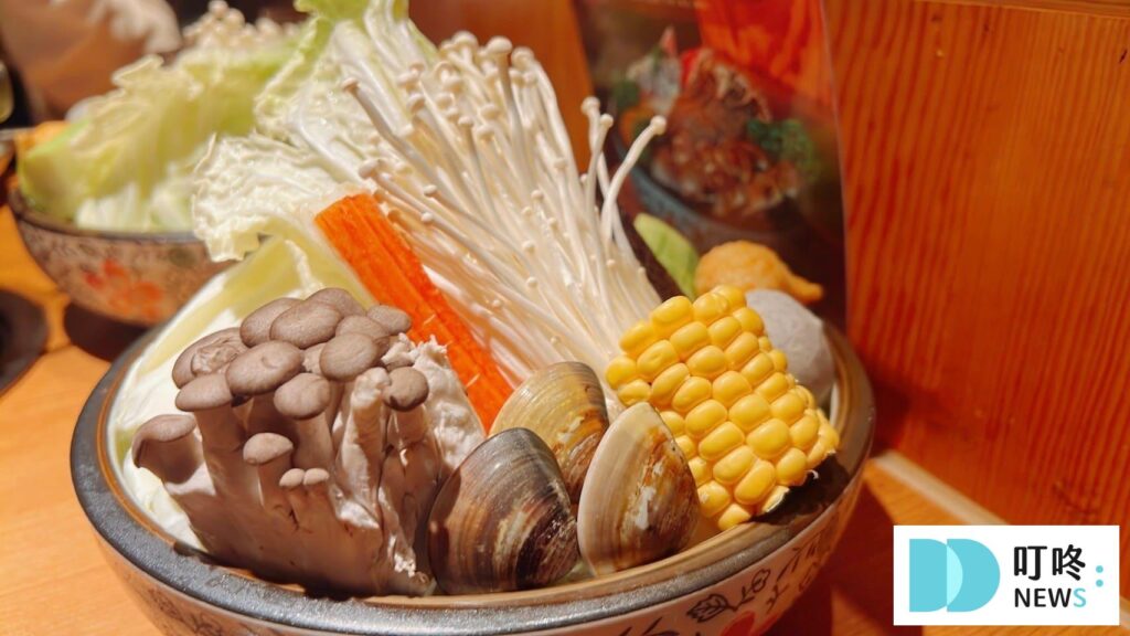湯棧菜盤：菇類、蛤蠣、玉米、蟹肉棒等