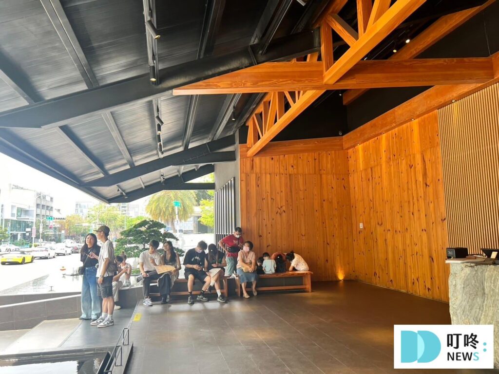 湯棧公益店木製牆面日式禪風門面與候位人潮