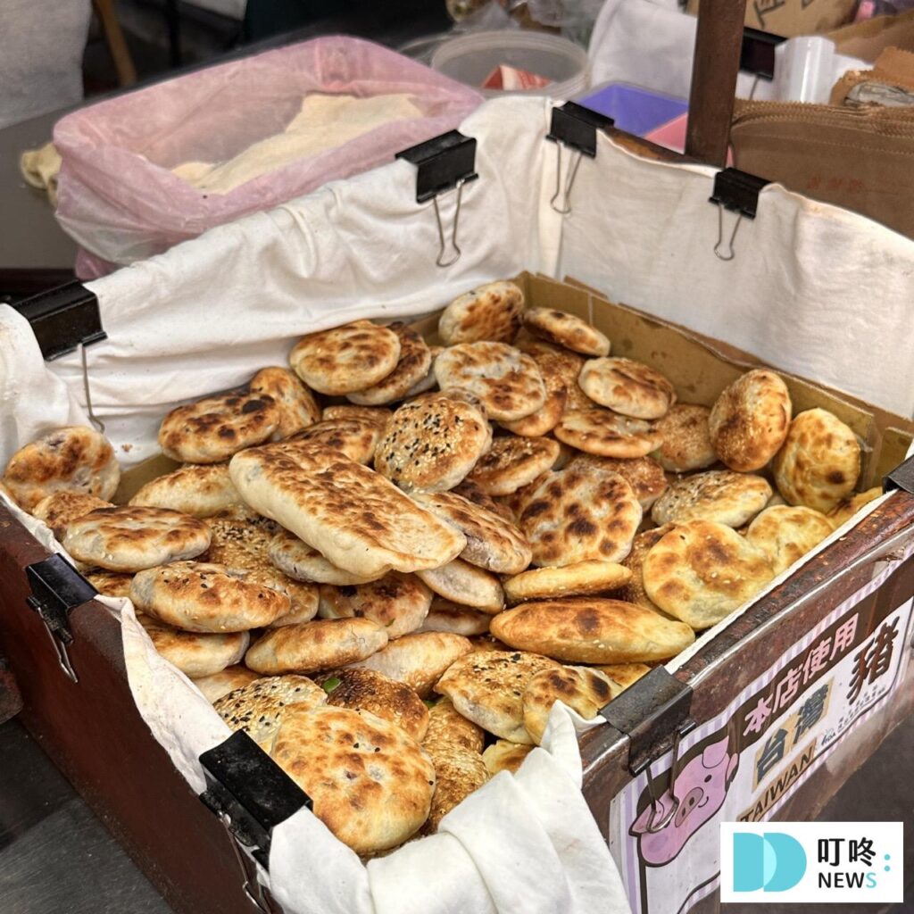 無名推車燒餅|台北必比登美食:大推長燒餅、紅豆餅!15元銅板價夜市美食! 無名推車燒餅-出爐