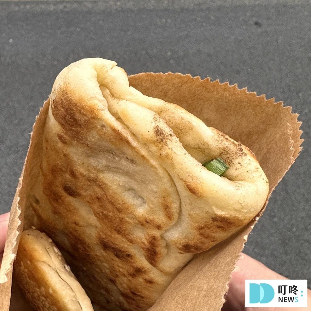 無名推車燒餅|台北必比登美食:大推長燒餅、紅豆餅!15元銅板價夜市美食! 無名推車燒餅-長燒餅