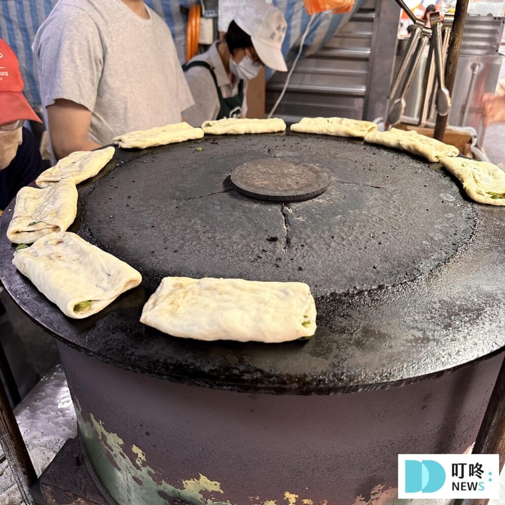無名推車燒餅|台北必比登美食:大推長燒餅、紅豆餅!15元銅板價夜市美食! 無名推車燒餅-製作3