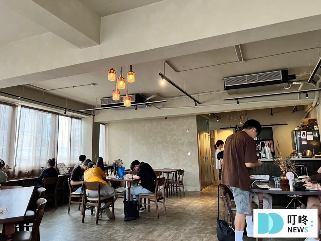 沙丘咖啡廳|台北大同區咖啡:怎麼去、菜單,預約制老宅咖啡廳就在大稻埕巷弄中 #大稻埕咖啡廳 沙丘咖啡廳|店家內部