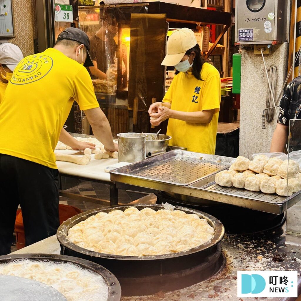 鍾記原上海生煎包|台北必比登美食:鮮肉包、高麗菜包開箱!外皮軟嫩、內餡汁多味美,值得一訪再訪! 鍾記原上海生煎包_生煎包製作