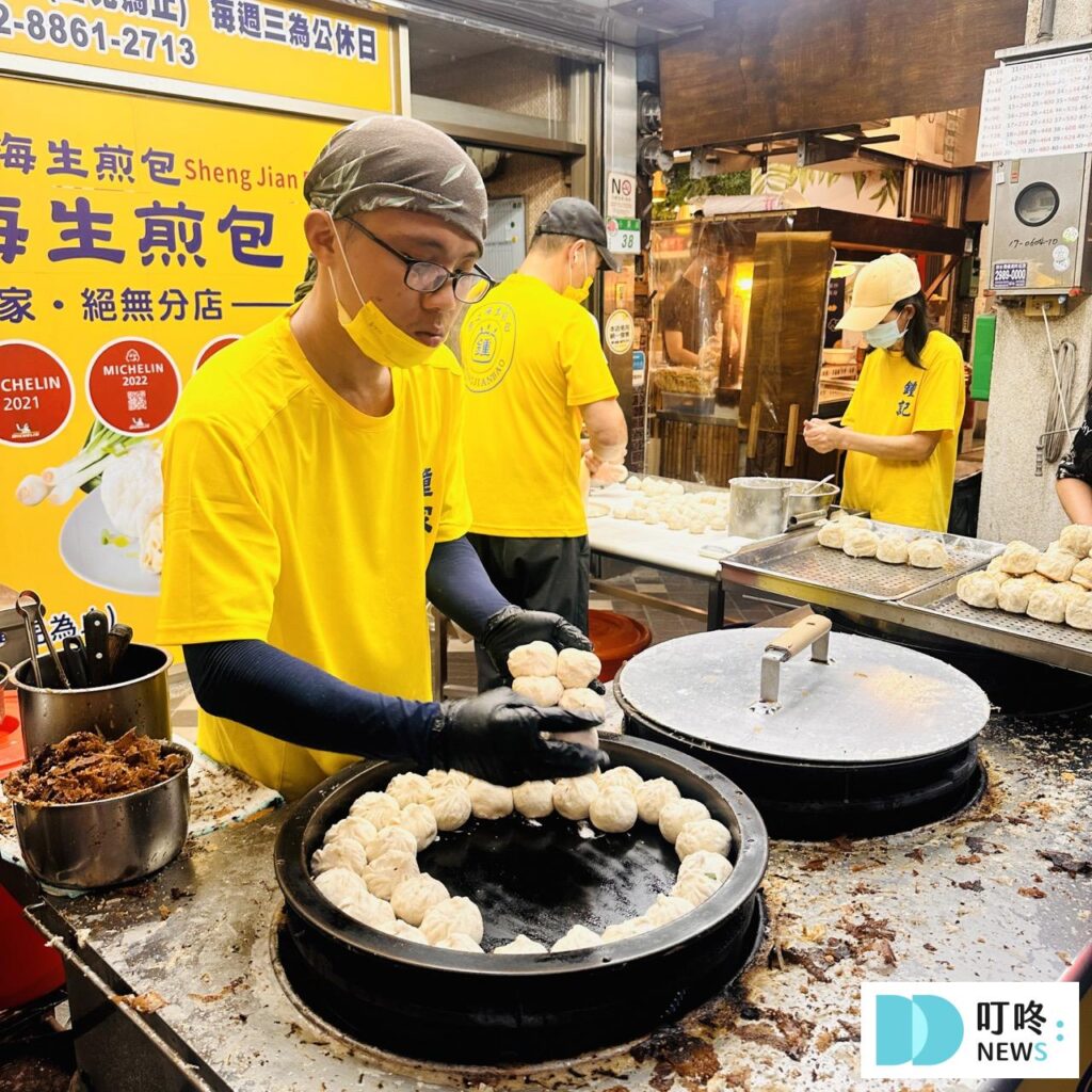 鍾記原上海生煎包|台北必比登美食:鮮肉包、高麗菜包開箱!外皮軟嫩、內餡汁多味美,值得一訪再訪! 鍾記原上海生煎包_生煎包製作3