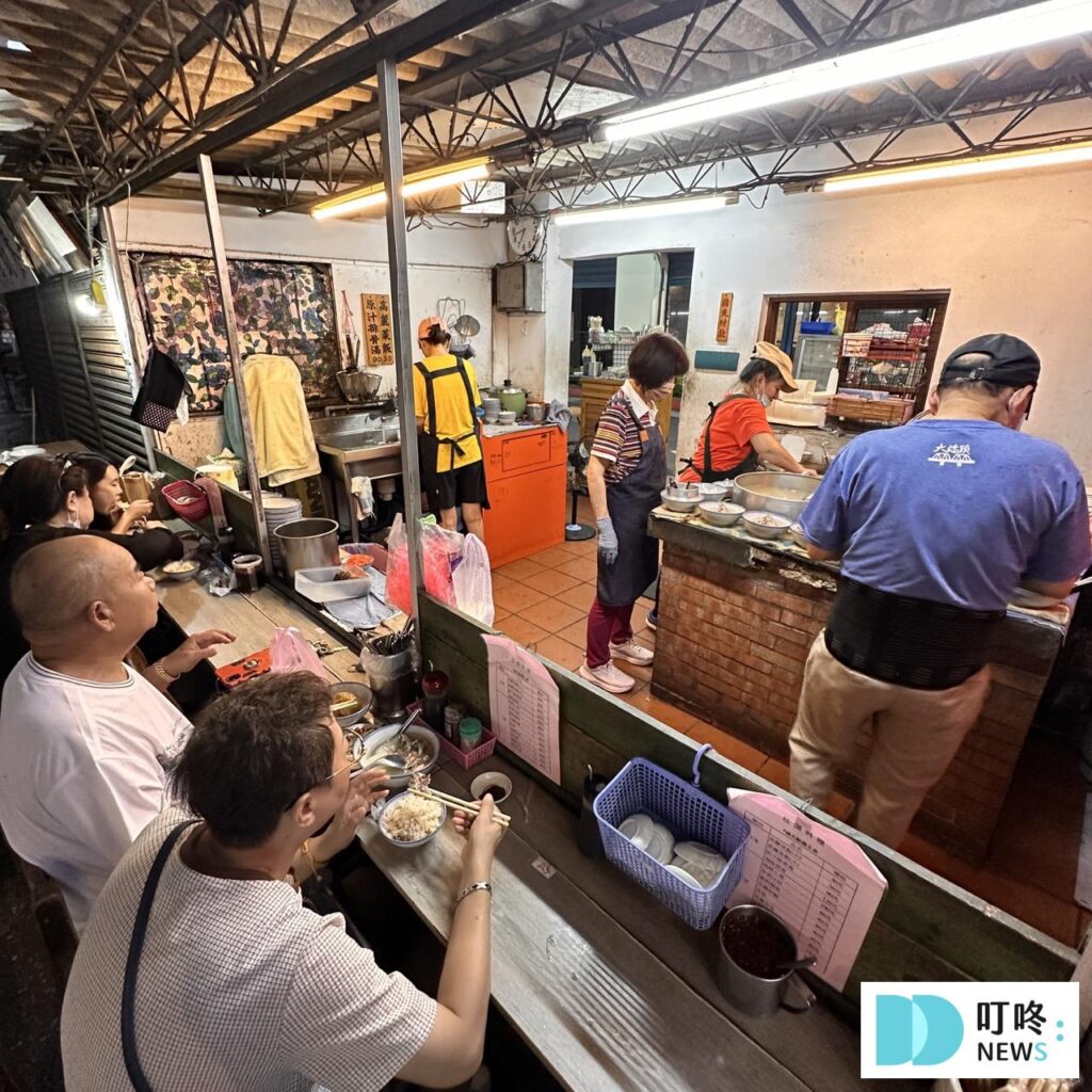 【灶頂原汁排骨湯高麗菜飯】台北必比登美食: 只要 30 元就能品嚐的經典美味開箱! 灶頂原汁排骨湯高麗菜飯_外觀