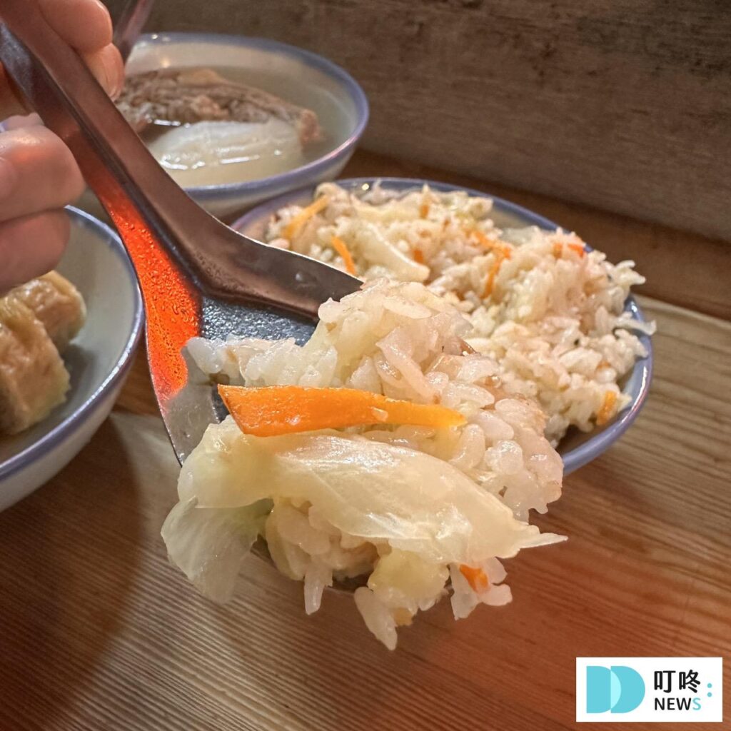 【灶頂原汁排骨湯高麗菜飯】台北必比登美食: 只要 30 元就能品嚐的經典美味開箱! 灶頂原汁排骨湯高麗菜飯_高麗菜飯2