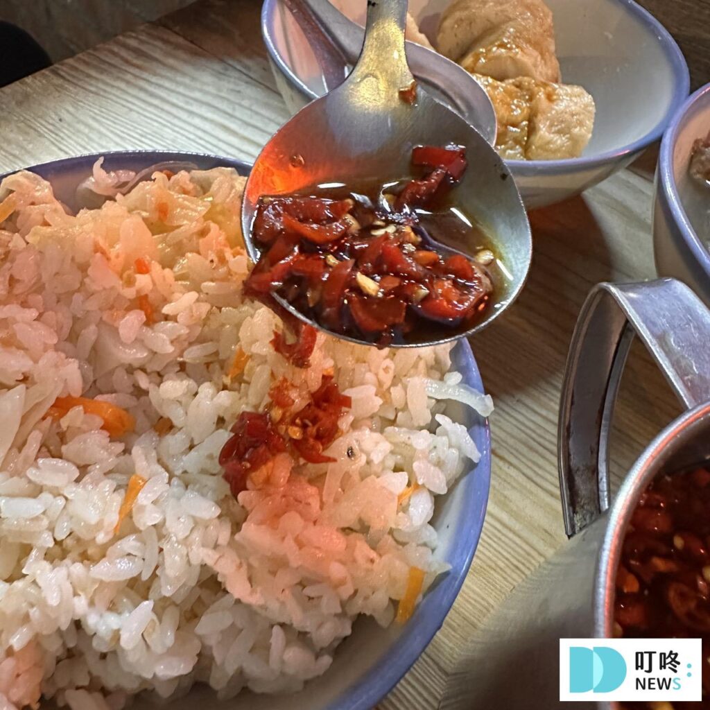 【灶頂原汁排骨湯高麗菜飯】台北必比登美食: 只要 30 元就能品嚐的經典美味開箱! 灶頂原汁排骨湯高麗菜飯_x辣椒醬油2