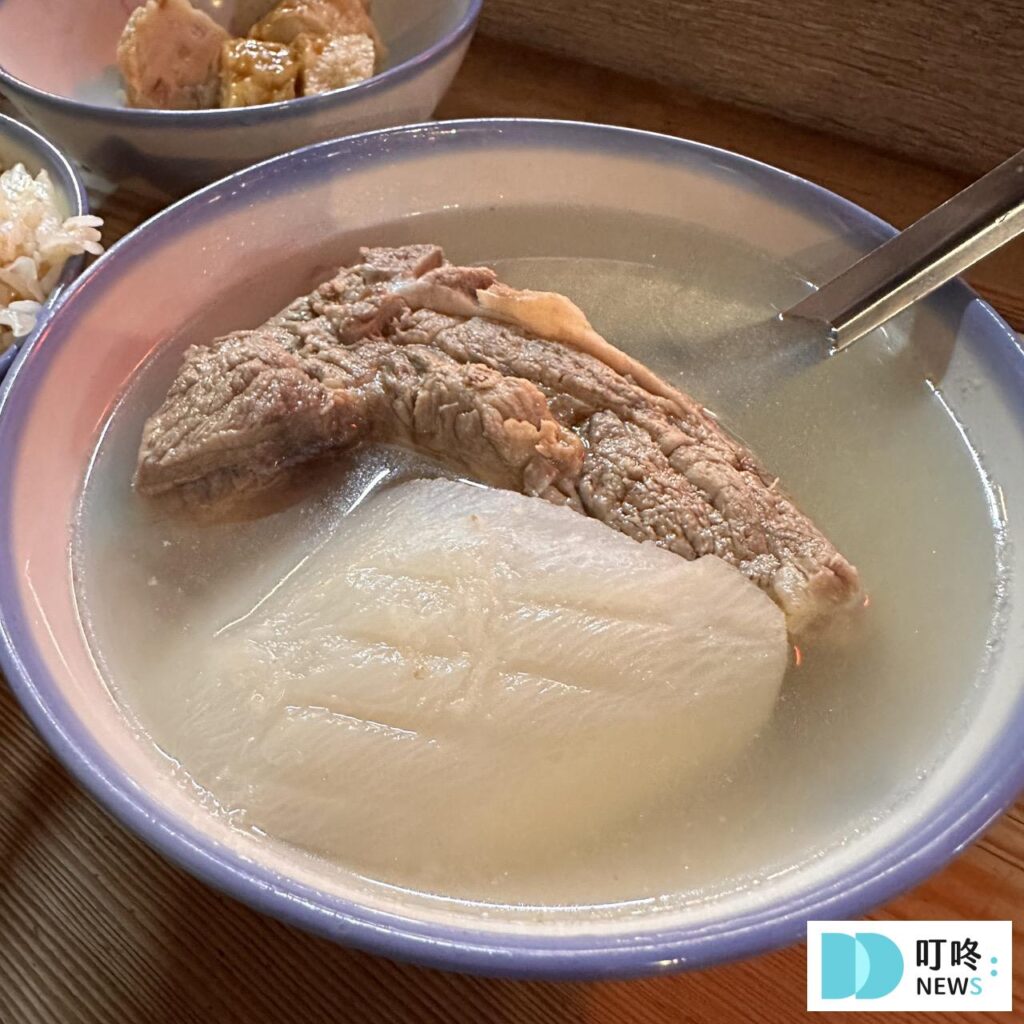 【灶頂原汁排骨湯高麗菜飯】台北必比登美食: 只要 30 元就能品嚐的經典美味開箱! 灶頂原汁排骨湯高麗菜飯_排骨湯
