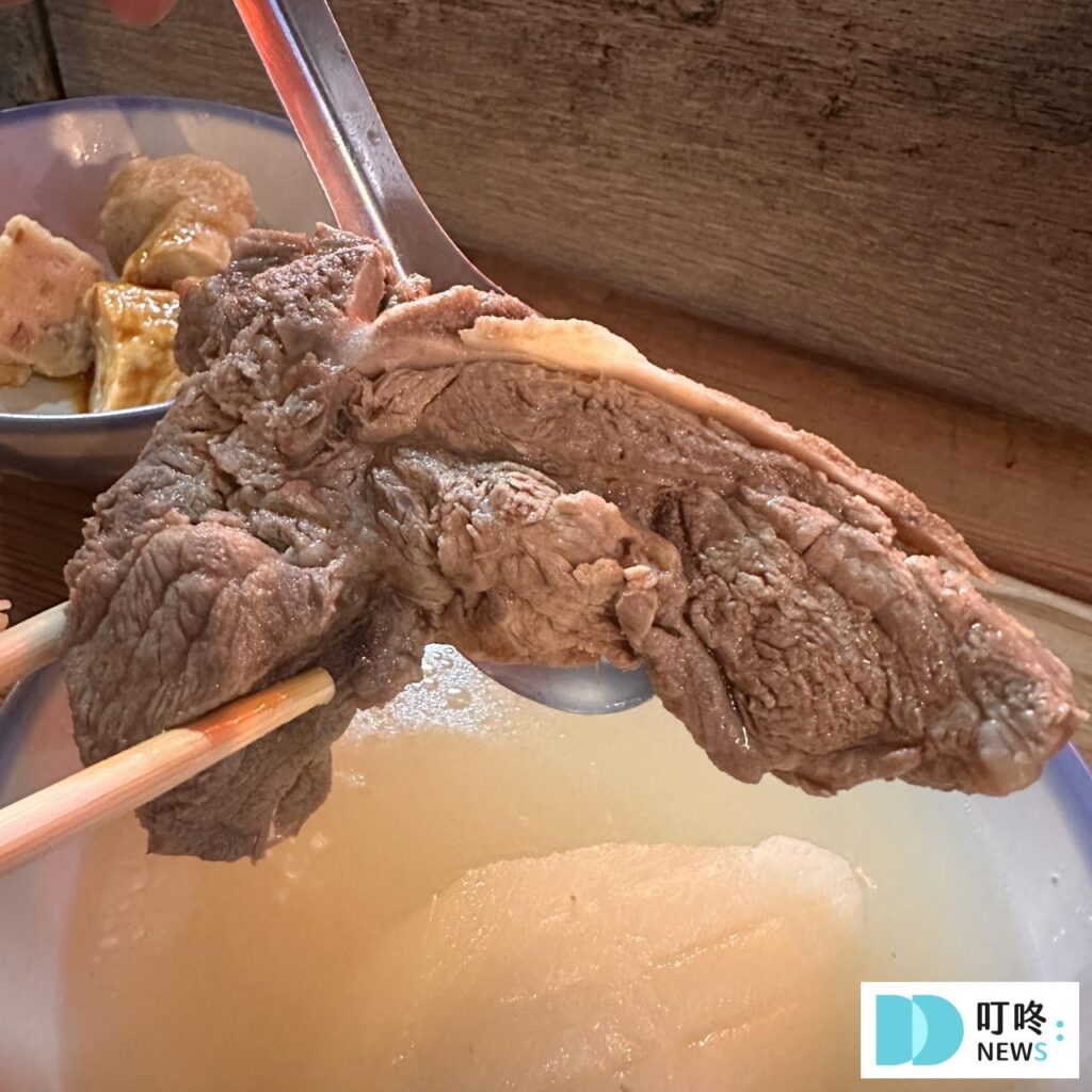 【灶頂原汁排骨湯高麗菜飯】台北必比登美食: 只要 30 元就能品嚐的經典美味開箱! 灶頂原汁排骨湯高麗菜飯_排骨