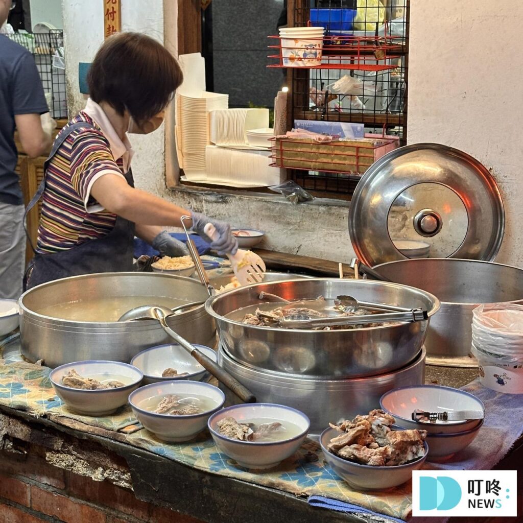 【灶頂原汁排骨湯高麗菜飯】台北必比登美食: 只要 30 元就能品嚐的經典美味開箱! 灶頂原汁排骨湯高麗菜飯_外觀3