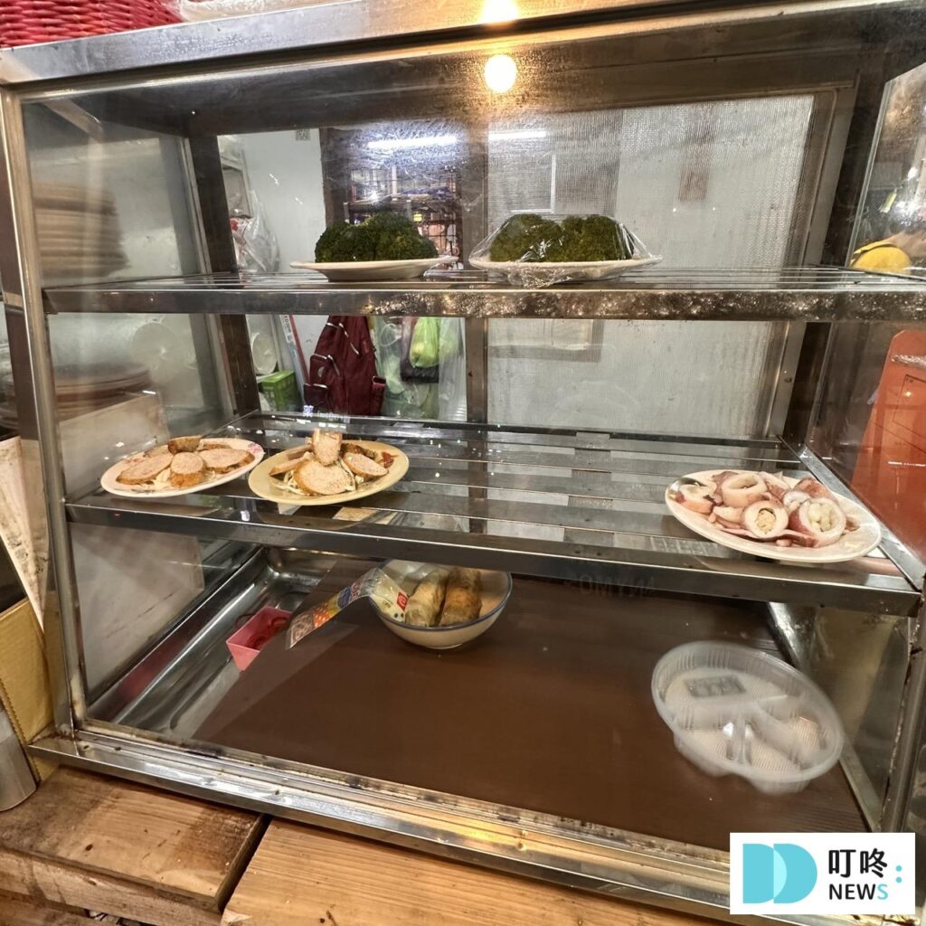 【灶頂原汁排骨湯高麗菜飯】台北必比登美食: 只要 30 元就能品嚐的經典美味開箱! 灶頂原汁排骨湯高麗菜飯_外觀4