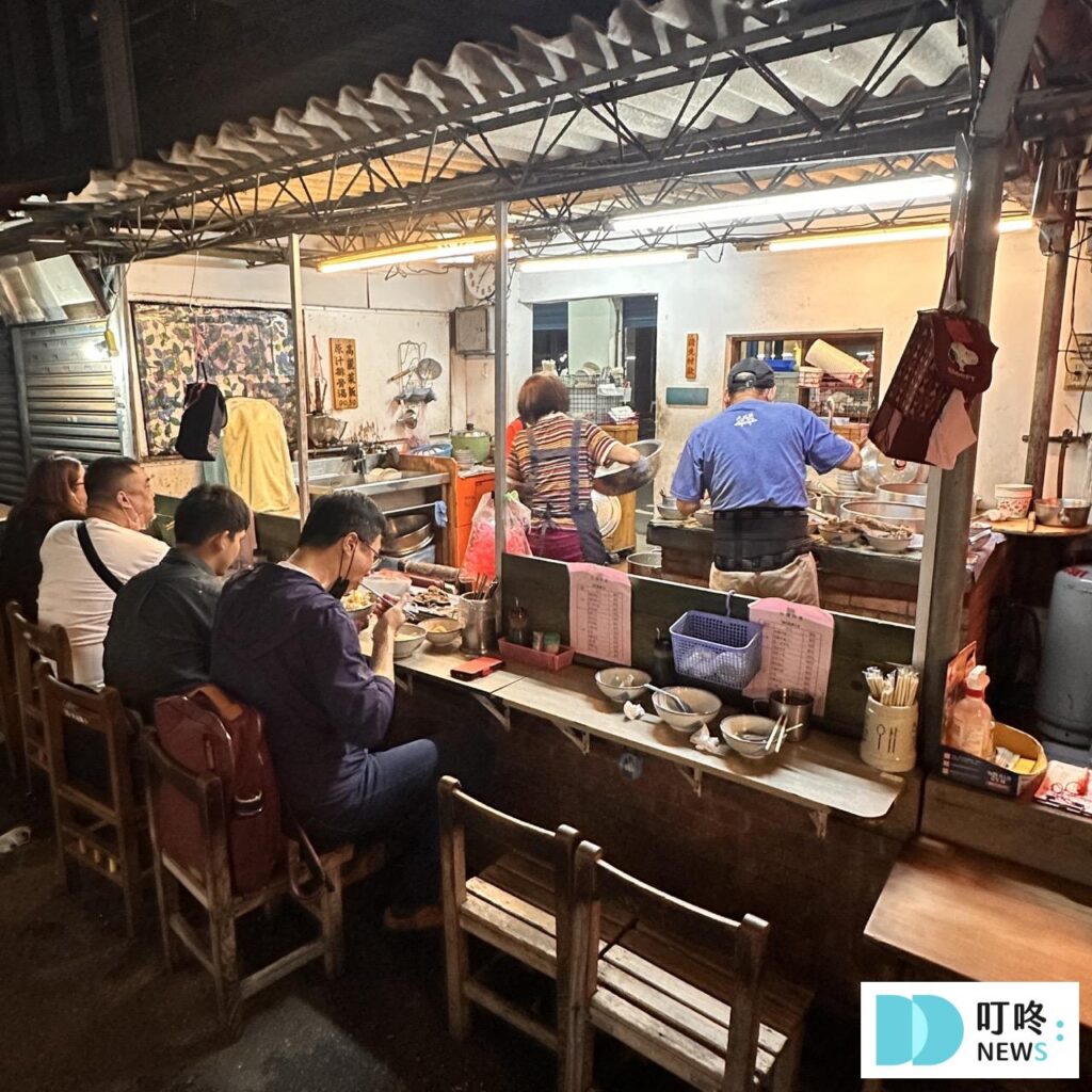 【灶頂原汁排骨湯高麗菜飯】台北必比登美食: 只要 30 元就能品嚐的經典美味開箱! 灶頂原汁排骨湯高麗菜飯_座位