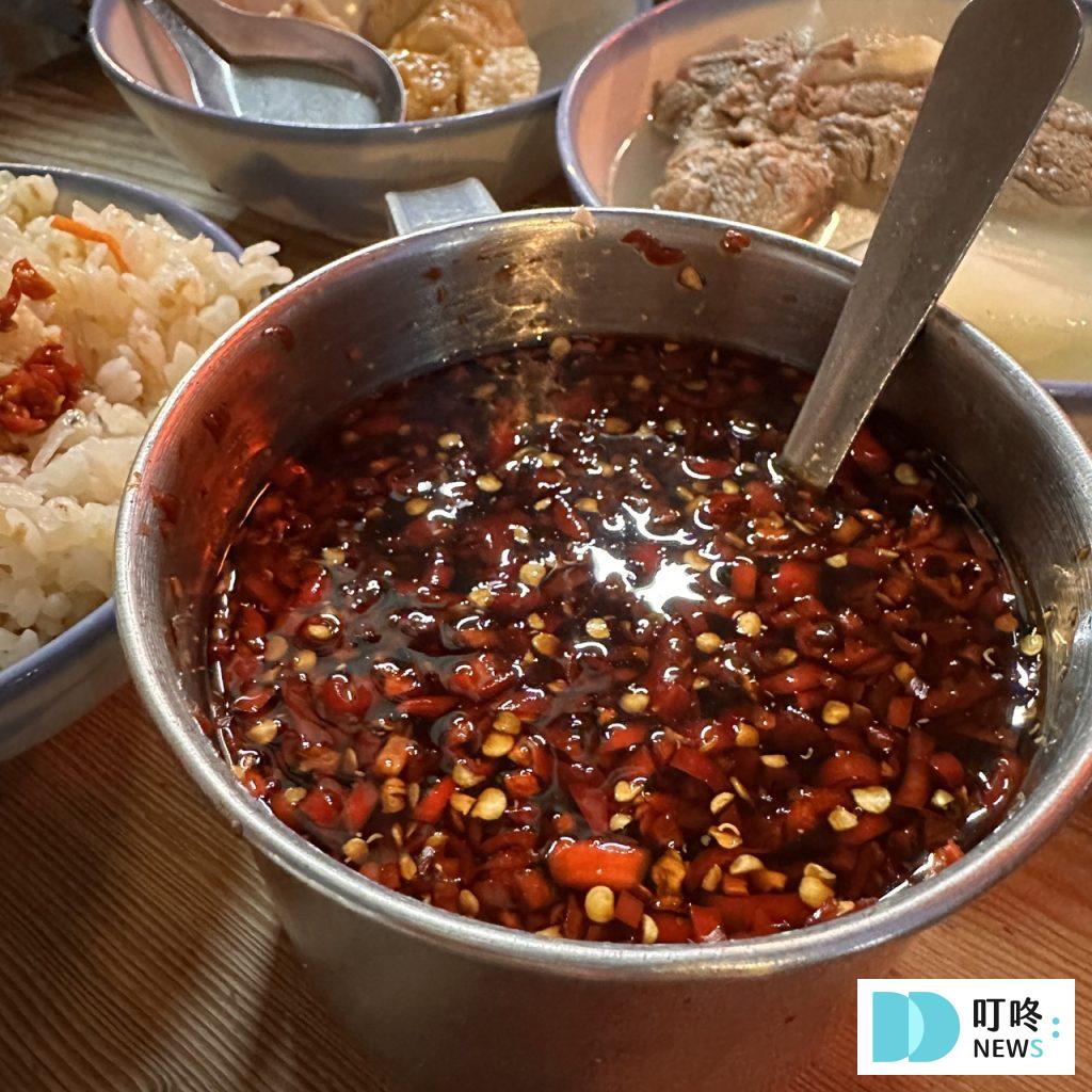 灶頂原汁排骨湯高麗菜飯_x辣椒醬油