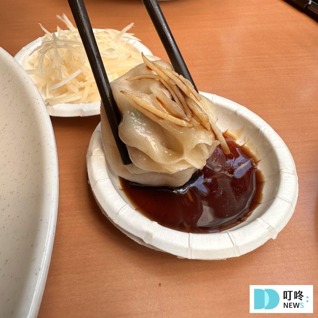 好公道金雞園_小籠湯包沾醬油