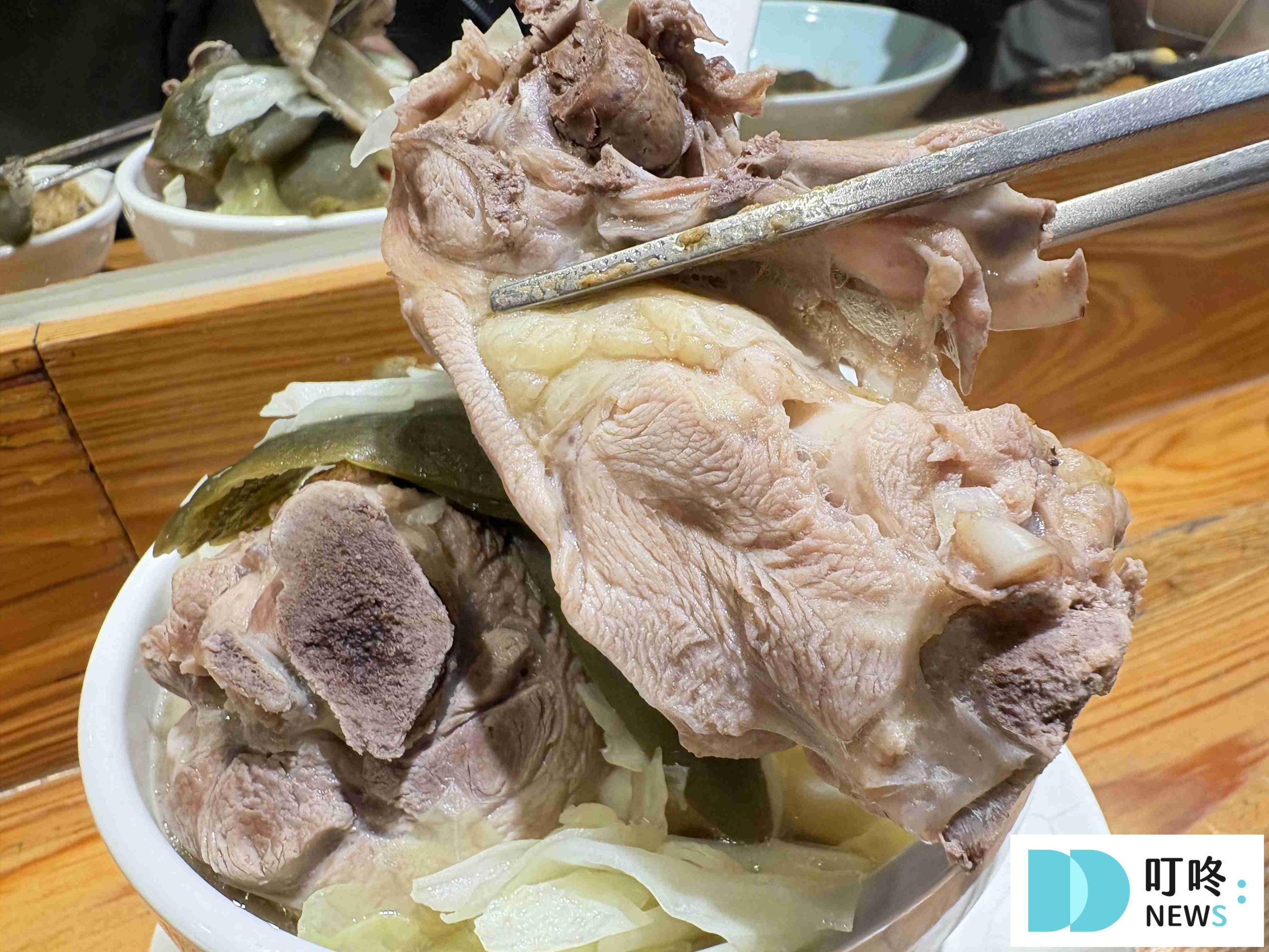 雙月食品社_剝皮辣椒雞湯_雞肉