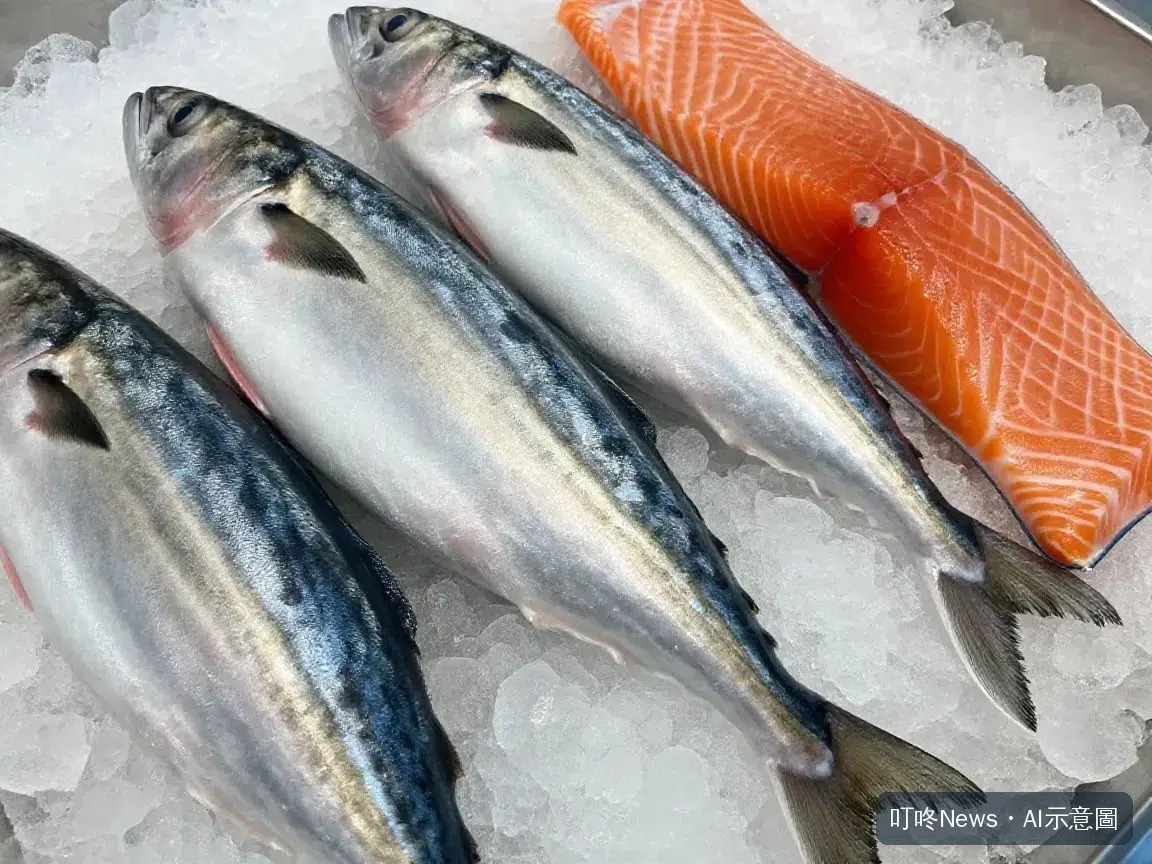碎冰上的新鮮鯖魚與鮭魚切片